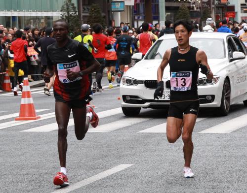 ＜東京マラソン２０１２＞銀座付近でキプロティチ（左）と競り合う藤原