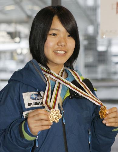 ノルディックスキーの世界ジュニア選手権から帰国し、獲得した二つの金メダルを手に笑顔を見せるジャンプの高梨沙羅