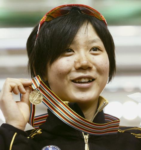 女子総合で初優勝し、メダルを手に笑顔を見せる高木美帆
