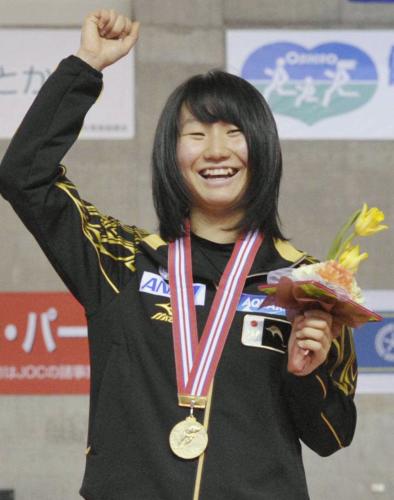 女子５００メートルで優勝し、表彰式で笑顔を見せる山根佳子