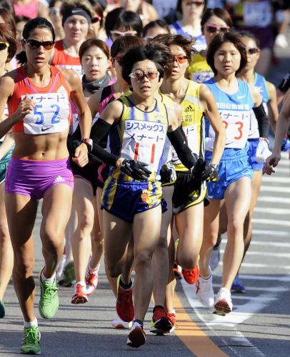 名古屋ウィメンズマラソンで６位に終わった野口みずき（中央）