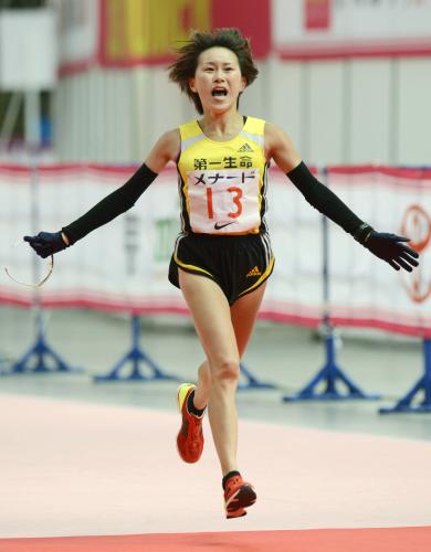 名古屋ウィメンズマラソンで、日本人トップの２位でゴールする尾崎好美