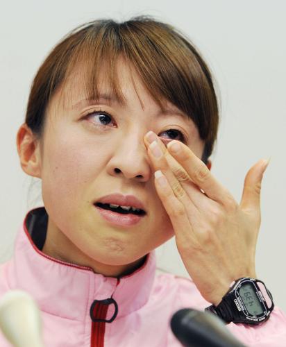 ロンドン五輪の女子マラソン代表に決まり、記者会見で涙をぬぐう木崎良子