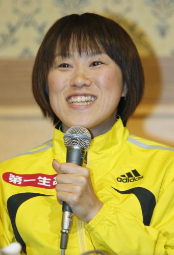 ロンドン五輪の女子マラソン代表に決まり、記者会見する尾崎好美