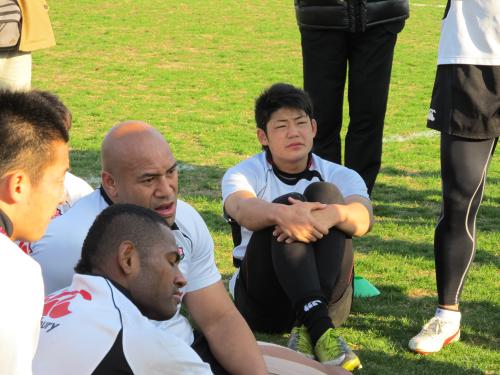 ラグビー７人制日本代表の合宿でコーチのアドバイスを真剣に聞く藤田（中央）
