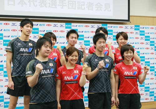 卓球の世界選手権団体戦に挑む日本代表の（前列左から）岸川聖也、福原愛、水谷隼、石川佳純。後列左端は吉村真晴、同中央は丹羽孝希