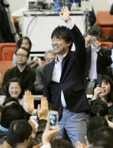 大相撲春場所の観戦に訪れ、観客に手を振る橋下徹大阪市長