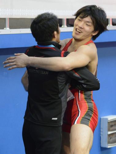 五輪出場権を獲得し、コーチと抱き合って喜ぶ高谷惣亮