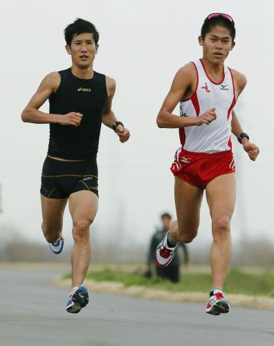 川内優輝（右）との合同練習を公開したロンドン五輪男子マラソン代表の藤原新