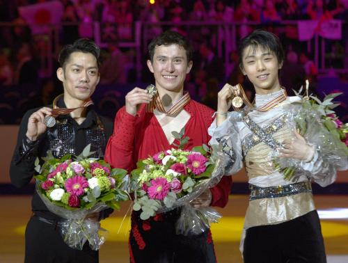 フィギュアスケートの世界選手権の表彰式を終え、笑顔で記念写真に納まる（左から）銀の高橋大輔、金のパトリック・チャン、銅の羽生結弦