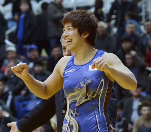 女子72キロ級準決勝　ウズベキスタン選手を破って五輪出場枠を獲得し、笑顔の浜口京子