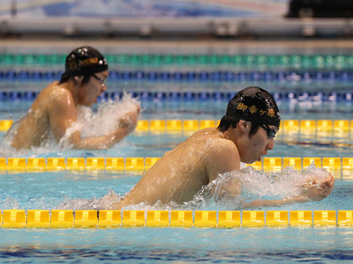 男子４００メートル個人メドレー決勝で世界水泳銅メダルの堀畑（左）を２位におさえ１位となった萩野（右）