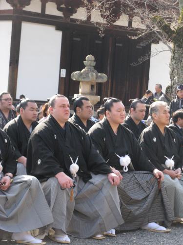当麻寺で物故力士の追善法要を行った（前方左から）把瑠都、白鵬、大山巡業部副部長