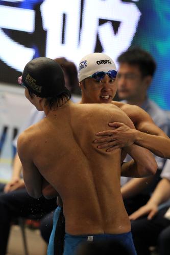 ＜水泳日本選手権　男子１００メートル平泳ぎ　決勝＞１位の北島（右）は立石と抱き合う