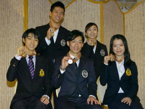 世界選手権のメダルを手にする（前列左から）羽生結弦、高橋大輔、鈴木明子、（後列左から）マービン・トラン、高橋成美