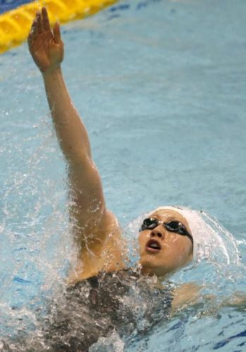 女子１００メートル背泳ぎ予選、１位で準決勝に進んだ寺川綾