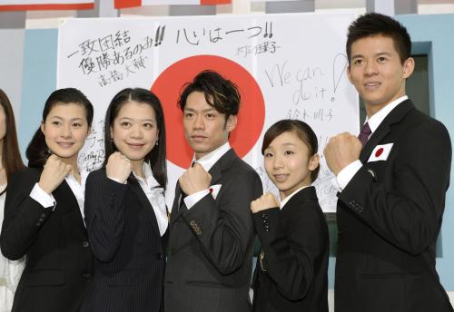 フィギュアスケートの世界国別対抗戦代表に選ばれ、写真に納まる（左から）村上佳菜子、鈴木明子、高橋大輔、高橋成美、マービン・トラン