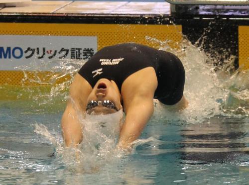 女子１００メートル背泳ぎ予選でスタートする寺川
