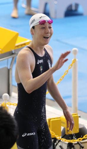 ＜水泳日本選手権　女子１００メートル自由形予選＞泳ぎ終えた萩原は声援に応える