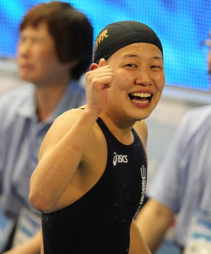 ＜水泳日本選手権　女子２００メートル個人メドレー決勝＞優勝した加藤は観客席に向かってガッツポーズ