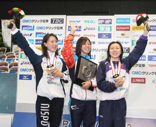 ＜水泳日本選手権　女子２００メートルバタフライ決勝＞声援に応える（左から）２位の打越、１位の星、３位の加藤