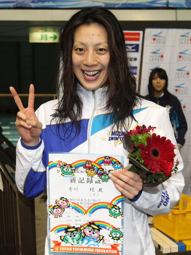 ＜水泳日本選手権　女子１００メートル背泳ぎ決勝＞日本新記録で優勝しピースサインの寺川