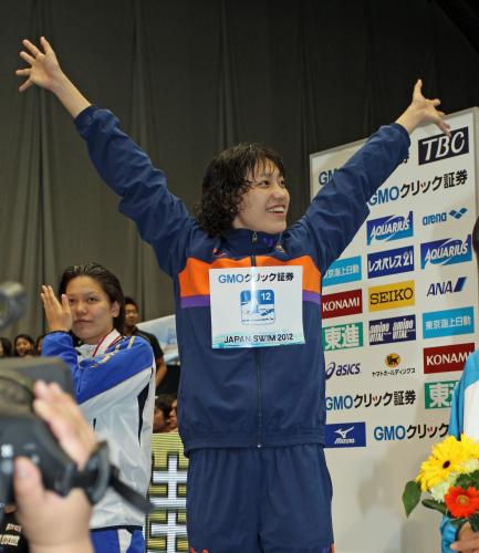＜競泳日本選手権　女子１００Ｍ自由形決勝＞優勝で五輪出場を決めた上田春佳は表彰台でバンザイ
