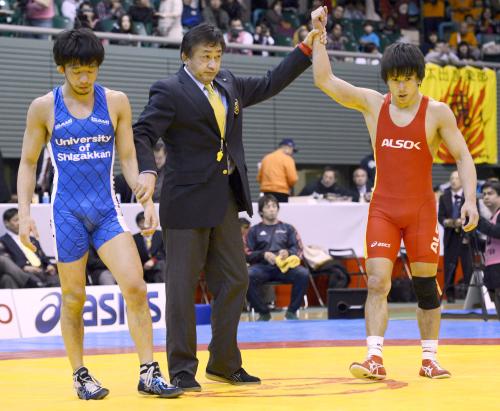 男子フリー60キロ級　前田翔吾（左）を破り、ロンドン五輪代表を決めた湯元健一（右）