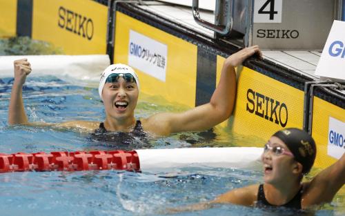 女子２００メートル平泳ぎで優勝し、喜ぶ鈴木聡美（上）と２位で五輪代表入りを決め笑顔の渡部香生子