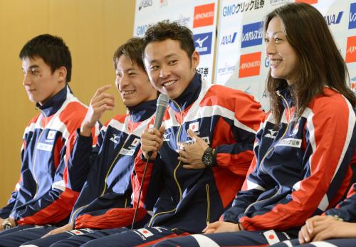 競泳のロンドン五輪代表発表の記者会見で、笑顔を見せる（右から）寺川綾、北島康介、入江陵介、松田丈志