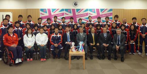 ロンドン五輪、パラリンピックの日本代表内定選手を激励し、記念写真に納まる英国のジェレミー・ハント文化・五輪・メディア・スポーツ大臣（前列中央）
