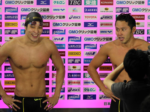 男子２００メートル平泳ぎ決勝、泳ぎ終えた北島（右）と立石