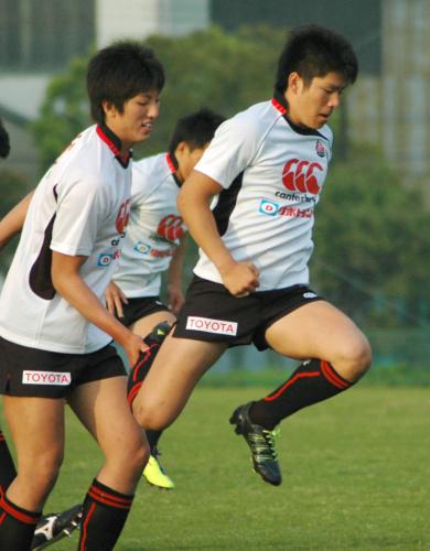 ラグビーのジュニア・ジャパンで練習する松田力也（右）