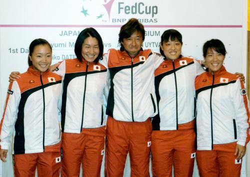 笑顔で肩を組む（左から）奈良、クルム伊達、村上監督、森田、藤原のフェド杯の日本チーム