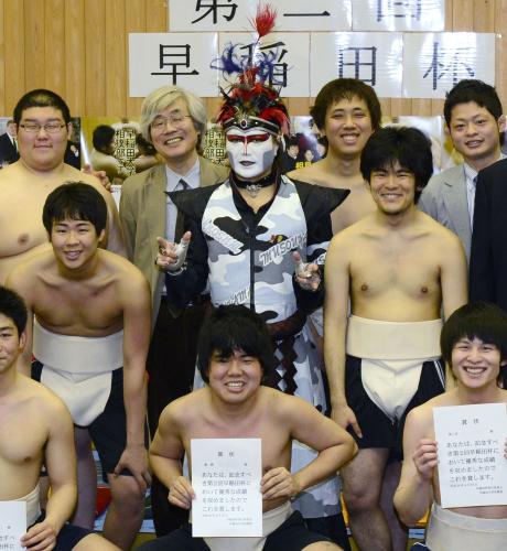 早稲田大相撲部の大会後、参加した学生らと記念写真に納まるデーモン閣下（中央）