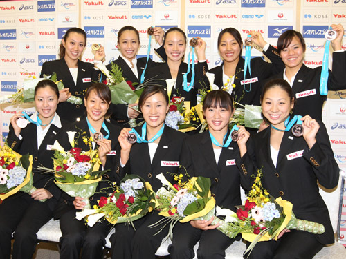 帰国したシンクロ日本代表メンバーはメダルを手に笑顔