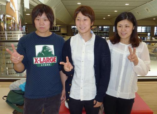 姉の雅恵さん（右）と一緒に柔道のアジア選手権に出発する、女子63キロ級の上野順恵（中央）と妹で同70キロ級の巴恵