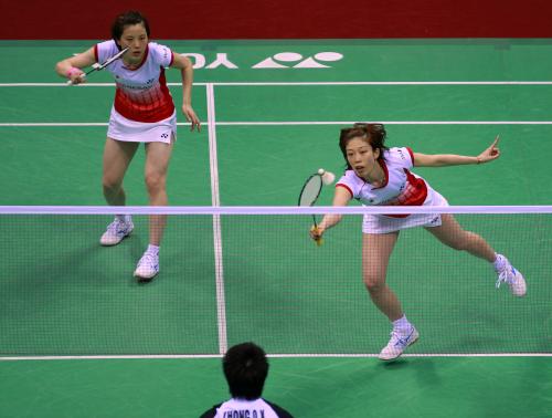 女子ダブルス準決勝で中国ペアと対戦する末綱（右）、前田組