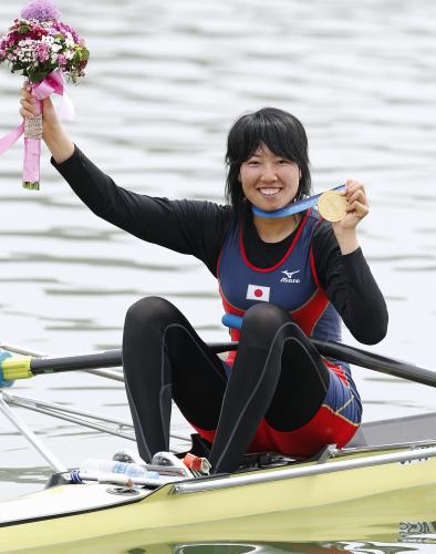 女子シングルスカルで五輪出場を決め、花束とメダルを手にする榊原春奈