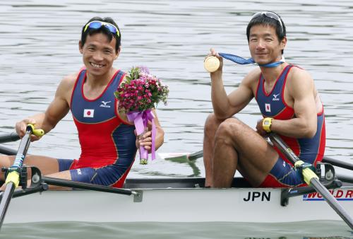 ボートのロンドン五輪アジア予選で、男子軽量級ダブルスカルの五輪代表に決まった武田大作（左）と浦和重