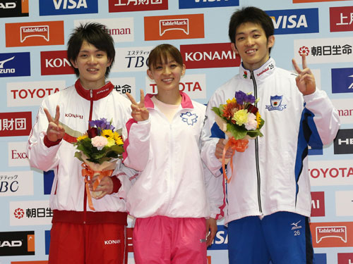 ３きょうだいで五輪出場を決め、３人でピースする（左から）田中佑典、田中理恵、田中和仁