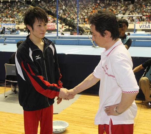 父のＫＯＮＡＭＩ体操競技部・加藤裕之氏（右）と握手する加藤（左）