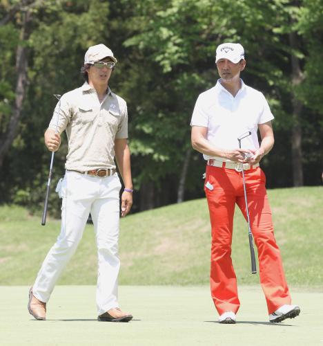 ＜ＴＨＥ　ＬＥＧＥＮＤチャリティープロアマトーナメント初日＞９Ｈグリーン、石川遼（左）は中井貴一とゴルフを楽しむ