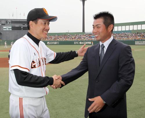 球場を訪れ巨人の原監督（左）と握手をする池田勇太