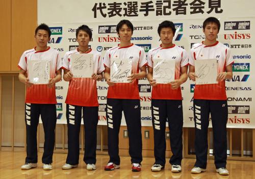 それぞれの目標を書いた色紙を手に並ぶ男子バドミントン日本代表選手たち。（左から））川前直樹、佐藤翔治、池田信太郎、佐々木翔、田児賢一