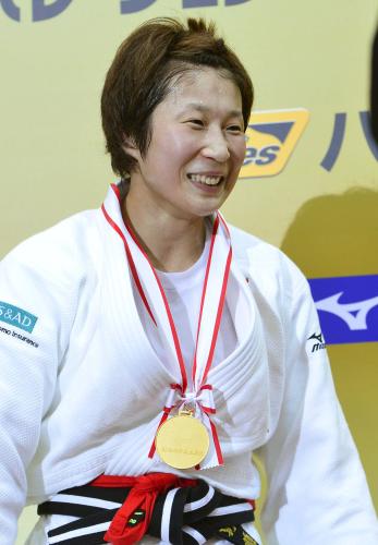 女子63キロ級で優勝し、笑顔を見せる上野順恵