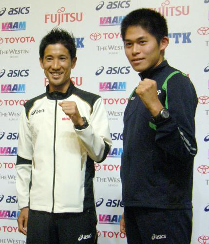 仙台国際ハーフマラソンの記者会見でポーズをとる藤原新（左）と川内優輝