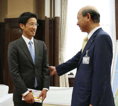 富山県の石井隆一知事（右）を表敬訪問し、笑顔で話すロンドン五輪男子マラソン代表の藤原新