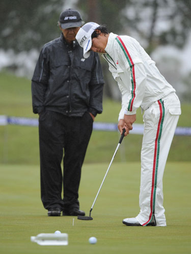 コーチの父・勝美さんが見つめる中、パターの練習をする石川遼