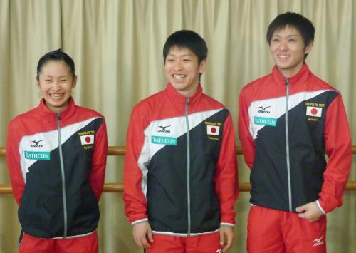 試技会で好結果を残し笑顔のトランポリン五輪代表３選手。（左から）岸彩乃、上山容弘、伊藤正樹